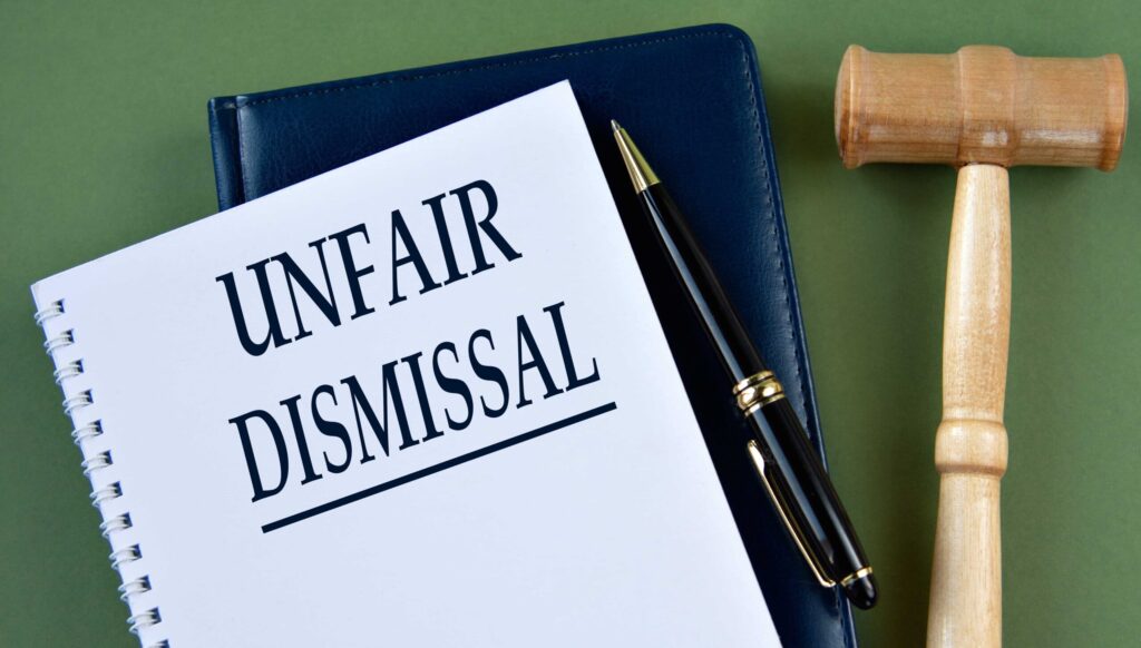 Documento legal de despido injustificado con mazo que representa un reclamo por despido improcedente. Documento legal de despido injustificado con mazo que representa un reclamo por despido improcedente.